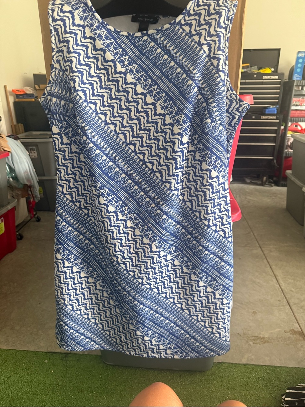 Sleeveless Blue and White Patterned Shift Dress m50